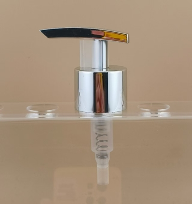 Pompa dosatrice in plastica argentata per lozioni K1104 per bottiglie