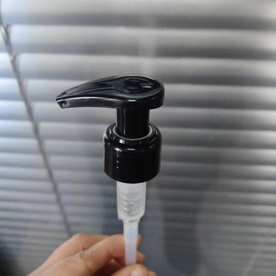 Pompa di lozione PP Chiusura a costole sottili Testa di sella Pompa di lozione a serratura a vite di plastica