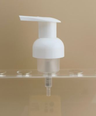Pompa di schiuma di plastica bianca di design delicato per bottiglie di shampoo