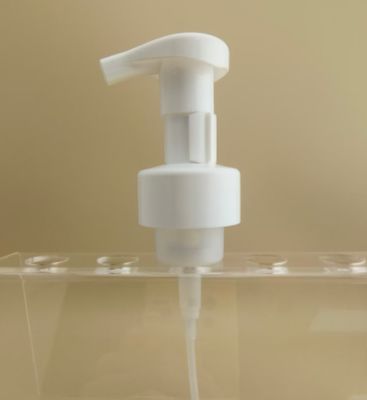 Design delicato in plastica bianca con grande erogatore a schiuma per flaconi di shampoo