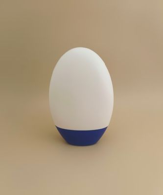 Flacone di plastica bianco liscio con tappo blu per shampoo