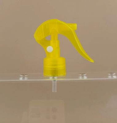 Mini spruzzatore giallo per la pulizia domestica