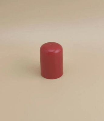 Cappuccio in plastica rossa dal design accattivante per flaconi di prodotti per la cura della pelle