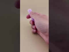 Confezione viola piccola per balsamo labbra con coperchio trasparente scanalato per rossetti