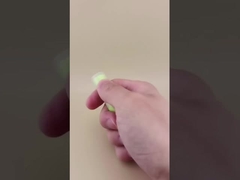 Confezione verde piccola per balsamo labbra con coperchio trasparente a coste per rossetti