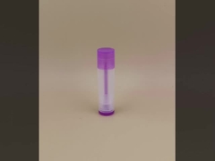 Piccolo imballaggio di balsamo per labbra liscio e trasparente con coperchio viola per rossetti