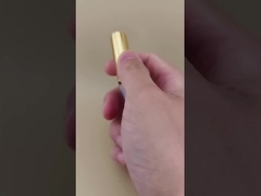 Spazzola cosmetica per l'occhio con guarnizione a vite dorata per il look perfetto delle donne