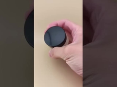 Vaso di crema di vetro a costole trasparente con coperchio a vite nera per lozione femminile