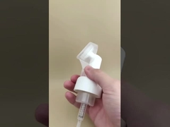 Design delicato in plastica bianca con grande erogatore a schiuma e spazzola per flaconi di bagnoschiuma