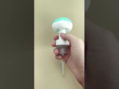 Pompa di schiuma a forma di fiore in plastica di design ciano per bottiglie di disinfettante per mani per bambini