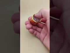 Tappo rotondo liscio in alluminio-plastica giallo con bottone trasparente per flaconi di prodotti per la cura della pelle