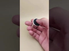 Tappo rotondo liscio in alluminio-plastica argentata con bottone nero per flaconi di prodotti per la cura della pelle