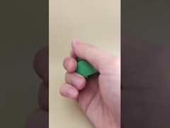 Tappo in plastica verde scanalato per flaconi di vernice