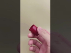 Cappuccio in plastica rossa dal design accattivante per flaconi di prodotti per la cura della pelle