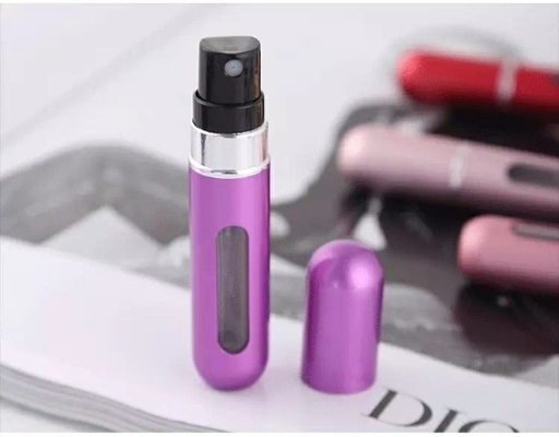 Branding semplificato con la pompa di profumo bianca