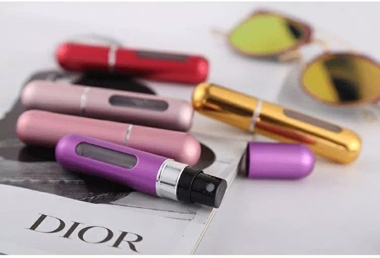 Branding semplificato con la pompa di profumo bianca