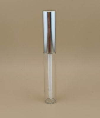 Design delicato per confezione trasparente di balsamo labbra con coperchio argentato per rossetti