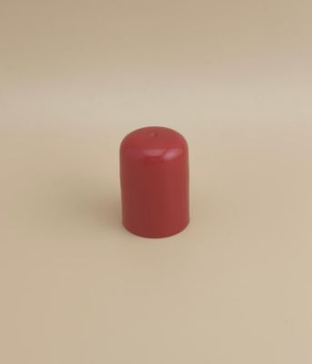 Cappuccio in plastica rossa dal design accattivante per flaconi di prodotti per la cura della pelle