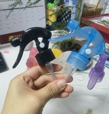 Mini spruzzatore trasparente per la pulizia domestica