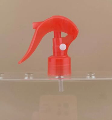 Mini spruzzatore rosso per la pulizia domestica