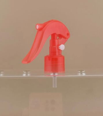 Mini spruzzatore rosso per la pulizia domestica