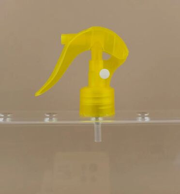 Mini spruzzatore giallo per la pulizia domestica