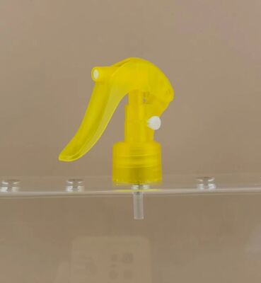 Mini spruzzatore giallo per la pulizia domestica