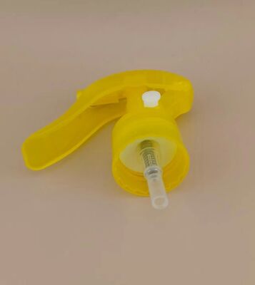 Mini spruzzatore giallo per la pulizia domestica