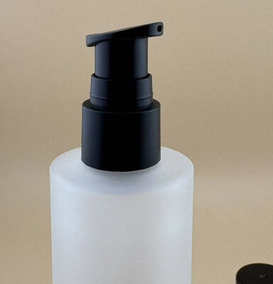 Bottiglia di vetro trasparente opaco con pompa di trattamento nera per cosmetici
