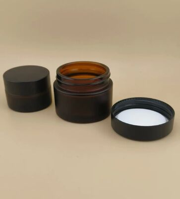 Vaso in crema con coperchio a vite per lozione, occhiali neri dal design accattivante