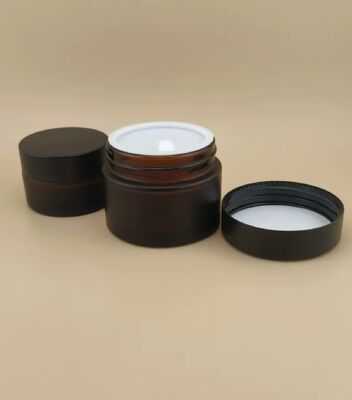Vaso in crema con coperchio a vite per lozione, occhiali neri dal design accattivante