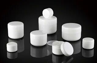 una serie di vasetti di crema per lozione per l'imballaggio cosmetico per la cura del viso