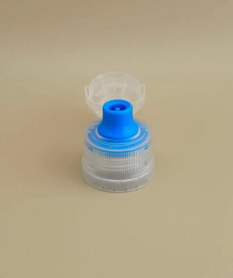 Bello design chiara plastica rotonda cappuccio a nervatura per bottiglie per la cura della pelle