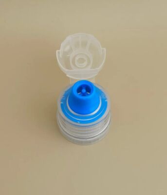 Bello design chiara plastica rotonda cappuccio a nervatura per bottiglie per la cura della pelle