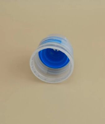 Bello design chiara plastica rotonda cappuccio a nervatura per bottiglie per la cura della pelle