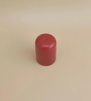 Cappuccio in plastica rossa dal design accattivante per flaconi di prodotti per la cura della pelle