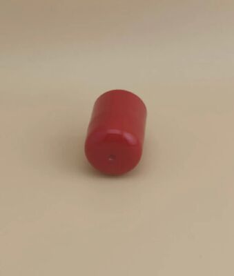 Cappuccio in plastica rossa dal design accattivante per flaconi di prodotti per la cura della pelle