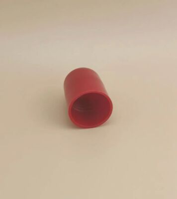 Cappuccio in plastica rossa dal design accattivante per flaconi di prodotti per la cura della pelle