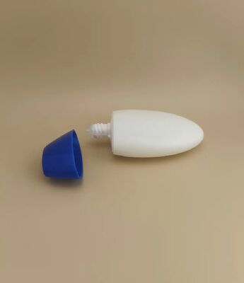Flacone di plastica bianco liscio con tappo blu per shampoo