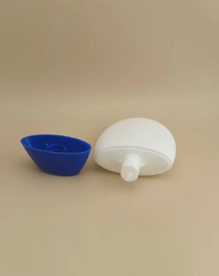 Flacone di plastica bianco liscio con tappo blu per shampoo