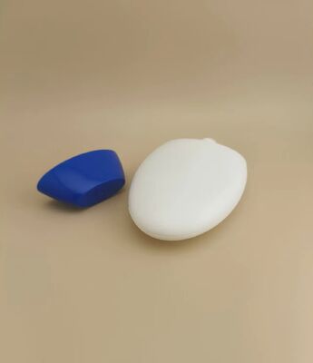 Flacone di plastica bianco liscio con tappo blu per shampoo