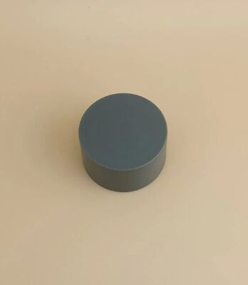 Tappo opaco liscio in plastica grigia per flaconi cosmetici