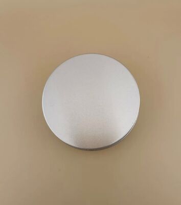 Cassa di alluminio argenteo grande con tappo a vite per cosmetici