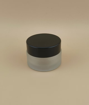 Vaso di crema di vetro a costole trasparente con coperchio a vite nera per lozione femminile