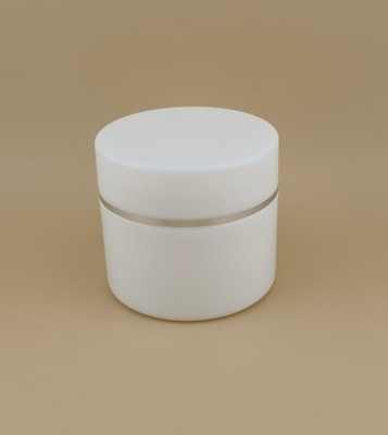 Vaso di crema di plastica bianca con bordo argenteo per lozione femminile