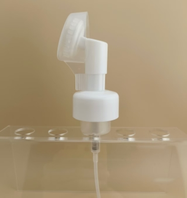 Design delicato in plastica bianca con grande erogatore a schiuma e spazzola per flaconi di bagnoschiuma