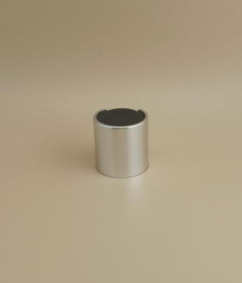 Tappo rotondo liscio in alluminio-plastica argentata con bottone nero per flaconi di prodotti per la cura della pelle