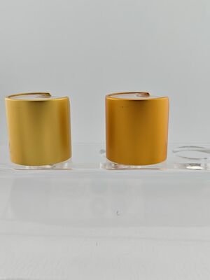 Tappo rotondo liscio in alluminio-plastica giallo con bottone trasparente per flaconi di prodotti per la cura della pelle